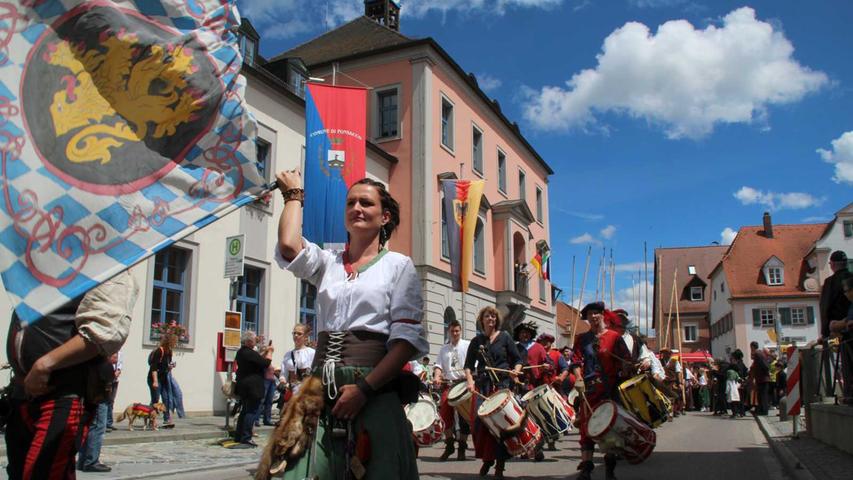 Farbenfroh und laut: Das Historische Burgfest Treuchtlingen 2016