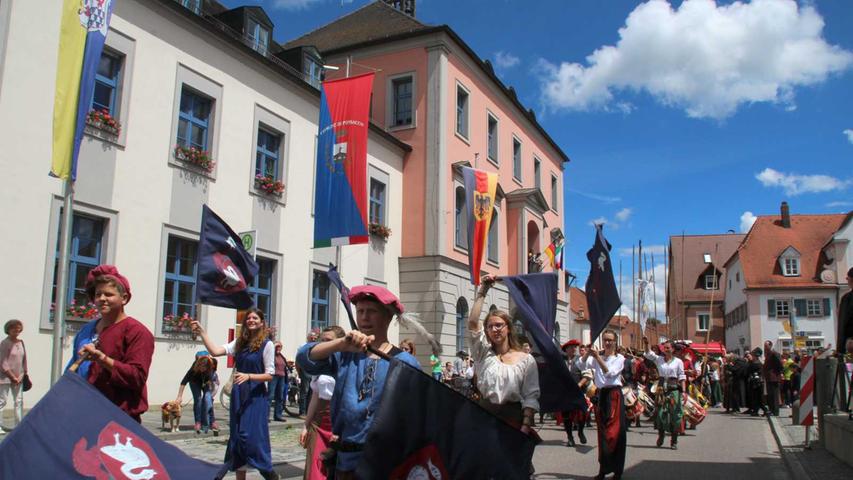 Farbenfroh und laut: Das Historische Burgfest Treuchtlingen 2016