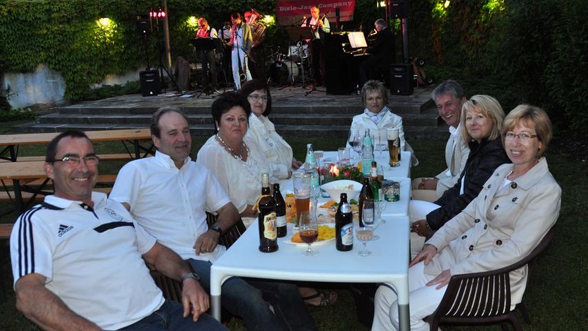 Mit einer bunte Party, einem Picknick in Weiß und einer spannenden Vertikalschau feierten die Postbauer-Henger den Umbau des Schlosses zu einer kulturellen Spielstätte.