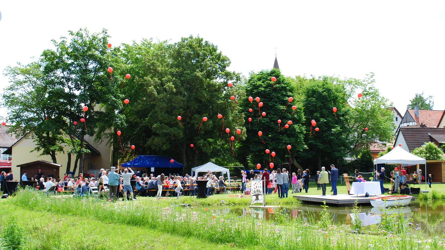 Offiziell eröffnet wurde der neue Festplatz, indem die Kinder die vorbereiteten roten Luftballons steigen ließen.