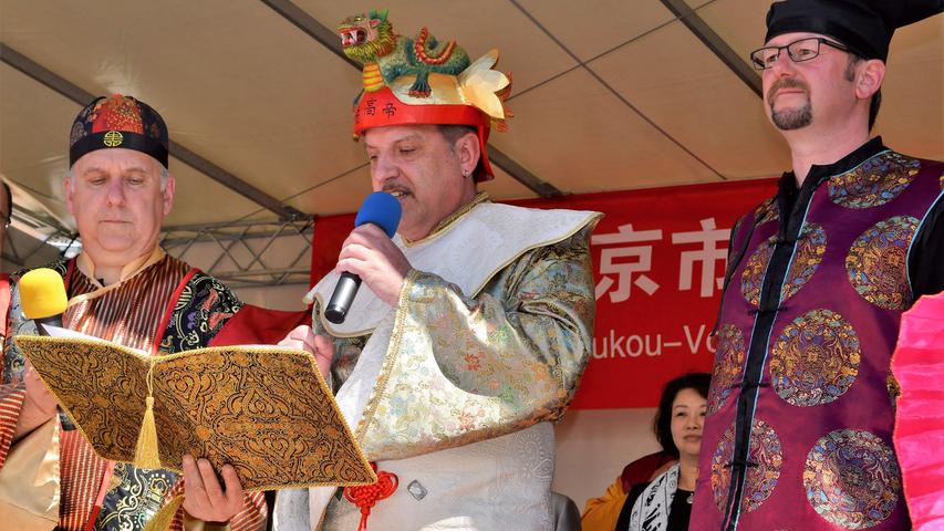 Kaiser Fu-Gao-Di begrüßt die Gäste.