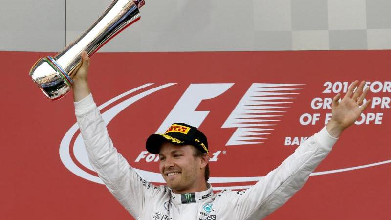 Bronze sichert sich Formel 1-Pilot Nico Rosberg. Mit 15,7 Millionen Euro Jahresgehalt landet er nur knapp vor Müller. Der Vizeweltmeister von 2014 und 2015 verdient aber nicht annähernd so viel wie sein Rennstallkollege Lewis Hamilton, der 37,5 Millionen Euro einstreicht.