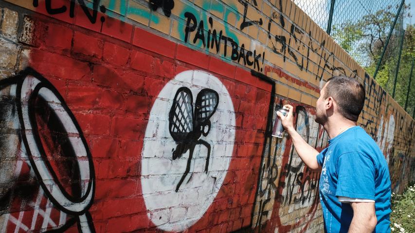 Sprayer machen Jagd auf Nazi-Symbole. Sie übersprühen Hakenkreuze auf Wänden mit Moskitos, Eulen und Zauberwürfeln. Nachbarn applaudieren den Aktivisten von "Paint Back".