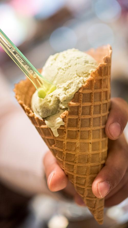 Das Eis des Sommers 2016 ist klassisch: Pistazie. Laut Hersteller-Verband mit "warmem Gefühl auf dem Gaumen". In-Eisdielen kreieren derweil: Madagaskar-Schokolade mit Ziegenmilch und Meersalz.