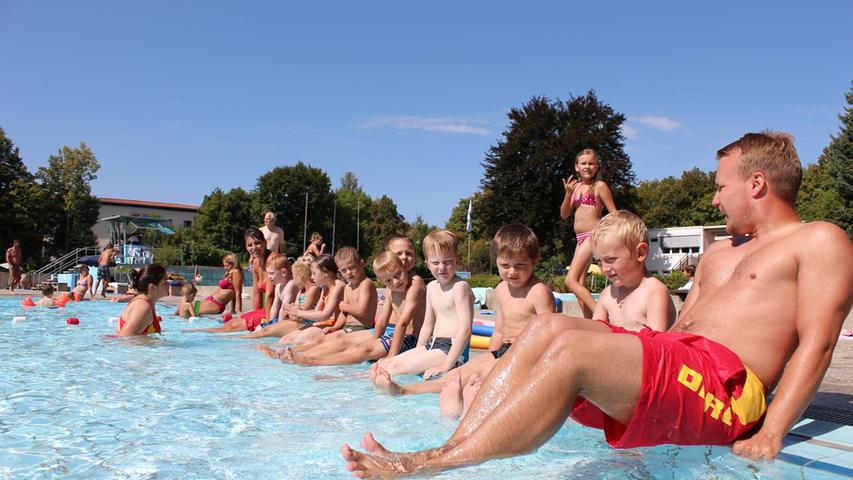 Geflüchteten Menschen das Schwimmen beibringen, ist die gute Tat des Sommers. Wasser ziehe alle an, auch jene, die nicht schwimmen können, warnt die DLRG.