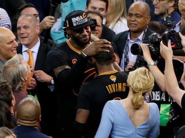 Zwei Siegertypen unter sich: LeBron James feiert mit Kyrie Irving, der mit seinem Dreier Sekunden vor Schluss den Sieg klar machte.