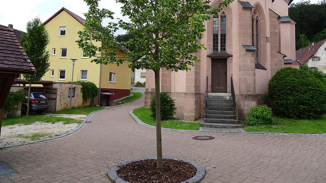 Für den Ausbau der schmalen Gasse östlich der Windischhausener St. Zeno-Kirche müssen die Anlieger über 5000 Euro bezahlen – obwohl der Bereich von den Bürgern selbst gepflastert wurde. Für den Ausbau der schmalen Gasse östlich der Windischhausener St. Zeno-Kirche müssen die Anlieger über 5000 Euro bezahlen – obwohl der Bereich von den Bürgern selbst gepflastert wurde.