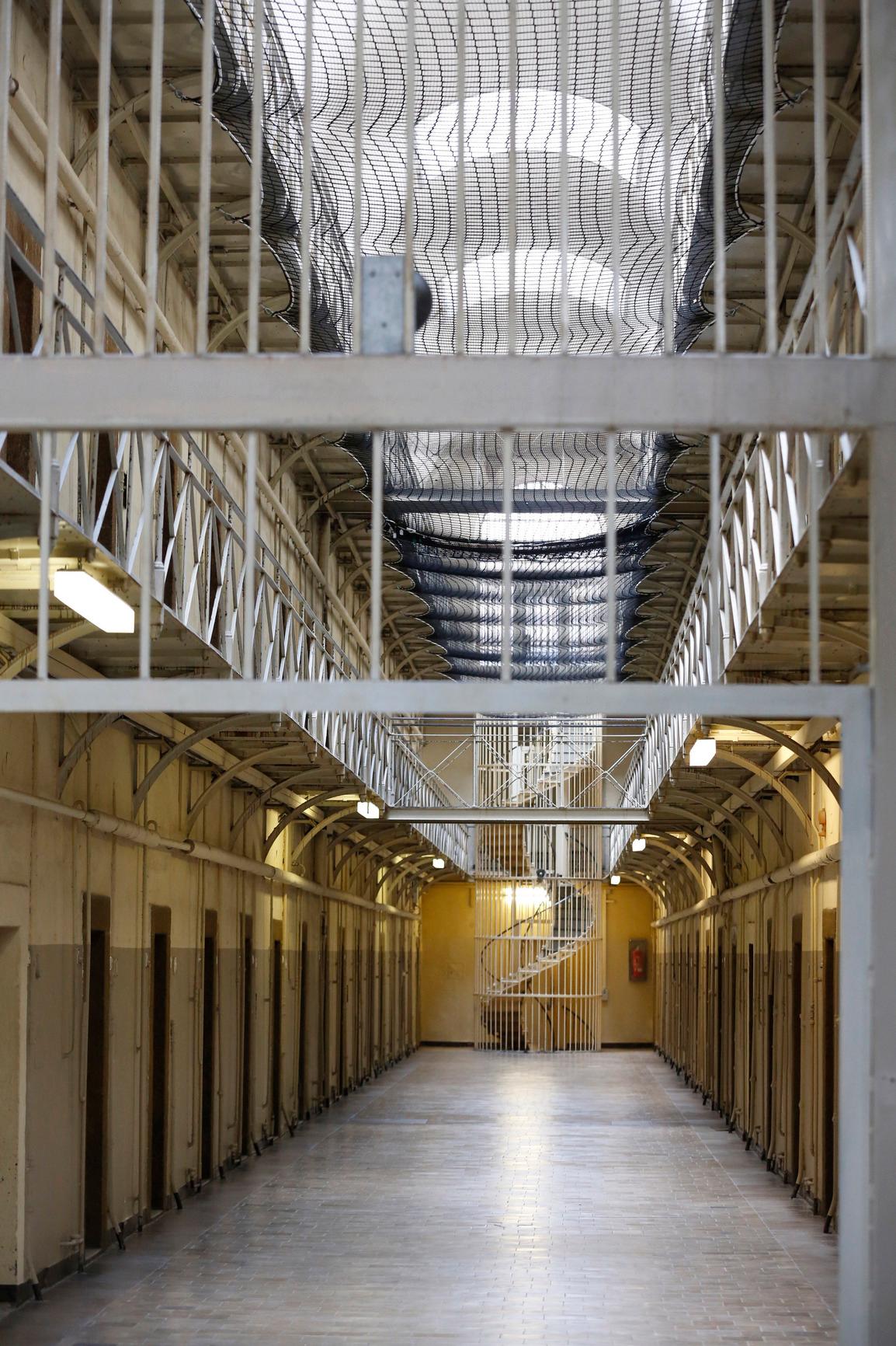 Noch befindet sich im Keller des historischen Gebäudes die Klei­derkammer, dort werden die Habseligkeiten der Gefangenen aufbewahrt. Die JVA hofft auf einen Neubau.