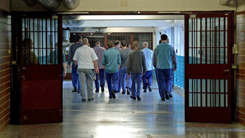 290 Strafgefangene rücken nach und nach zur Arbeit aus. Sie laufen, flankiert von soge­nannten Betriebsbeamten, durch die Tunnel im Keller und begeben sich in kleinen Gruppen zu ihren Arbeitsstätten.