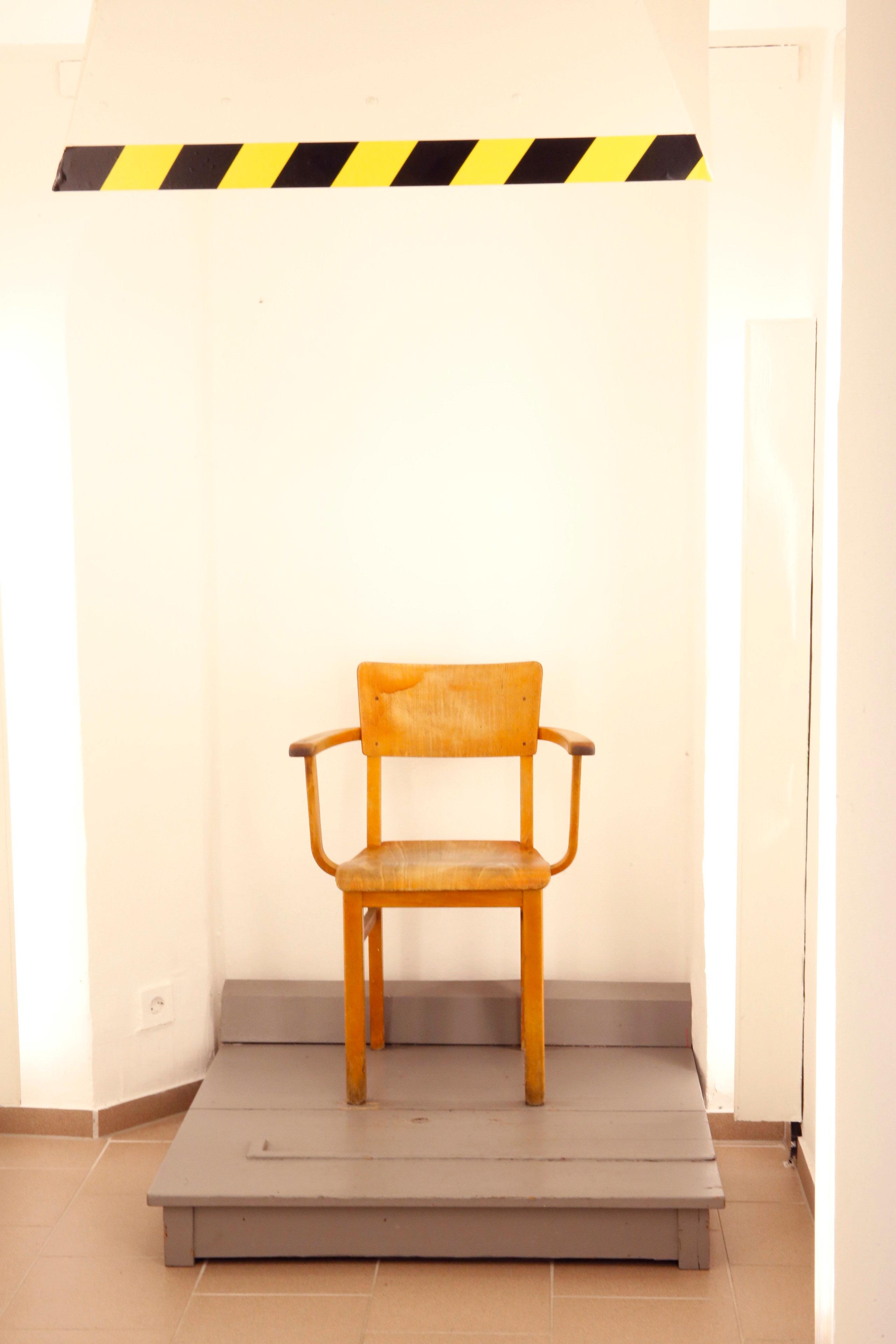 Wer einfährt, wird fotografiert. Und weil nicht jeder nach einer Verurteilung freiwil­lig zur Haft antritt, einige betrunken sind oder unter Drogen stehen, gibt es auch beim Aufnahmegespräch nichts, was es nicht gibt, heißt es in der JVA.