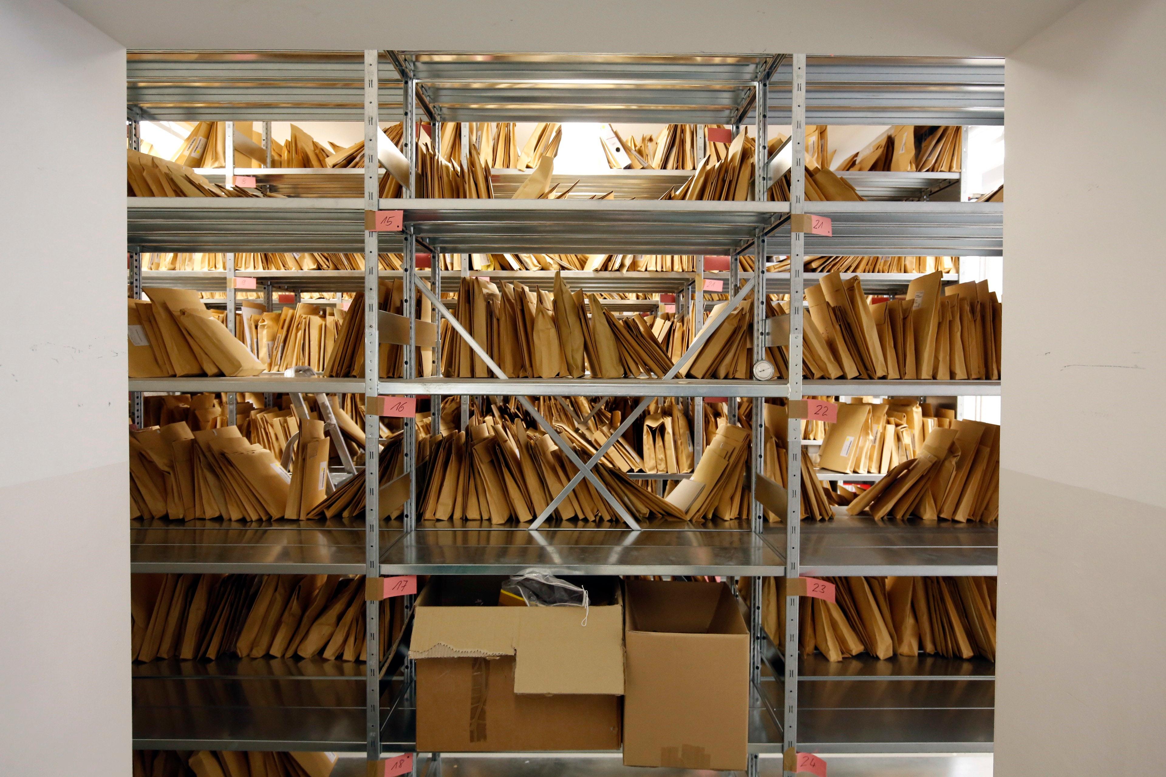 Trotz ihrer Größe von fast 300 Quadrat­metern platzt die Asservatenkammer im Keller des Justizgebäudes schier aus allen Nähten: Ermittelt die Staatsanwalt­schaft, werden Beweismittel sicherge­stellt — in den Regalen der Halle stapeln sich die Verwahrstücke.