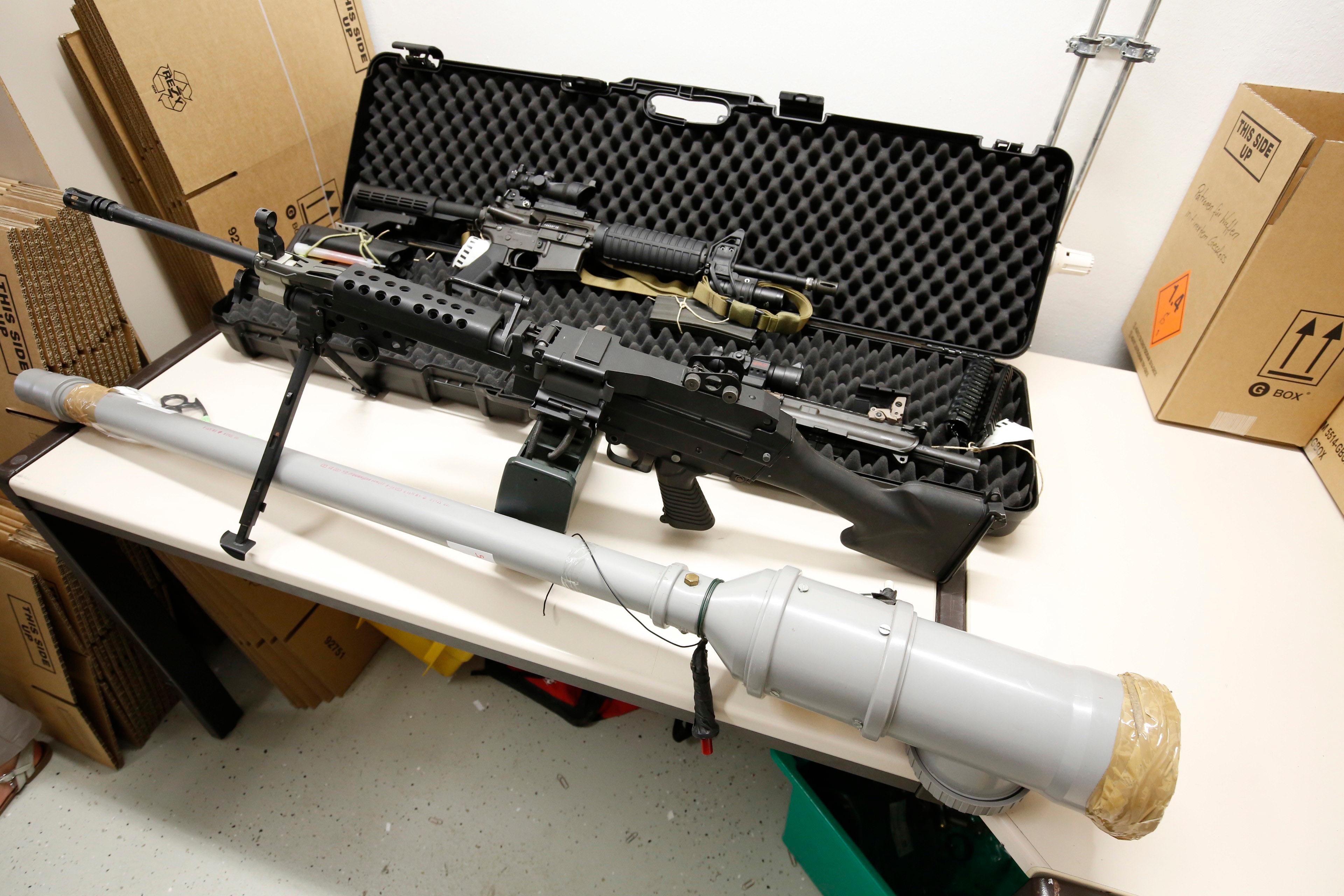 Recht echt wirkt das Spielzeuggewehr, und eine selbst gebaute Kartoffelkanone sieht auch Ingrid Jackson, Leiterin der Asservatenkammer, erstmals.