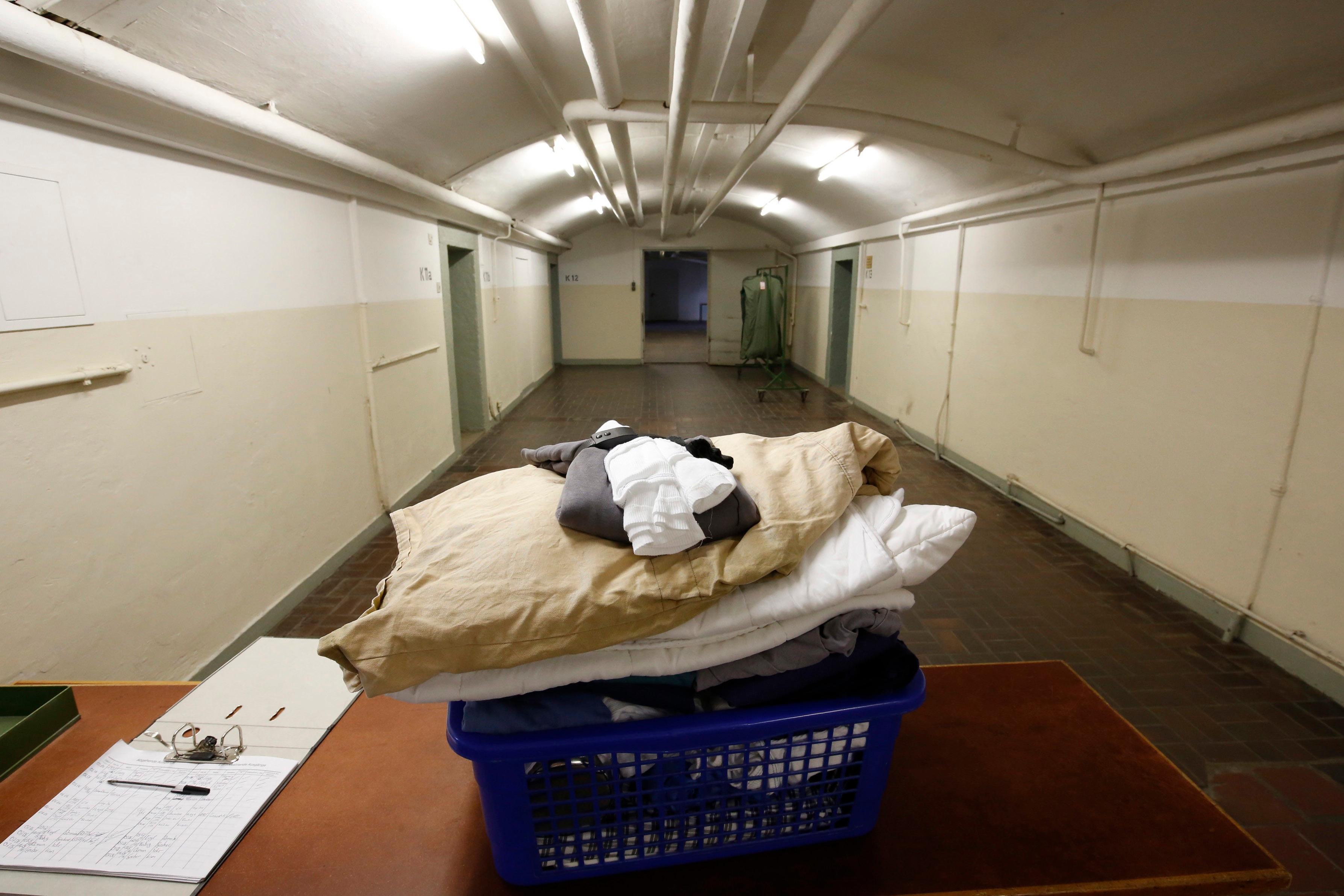 Wir sind in der Unterwelt der JVA unterwegs. Hier unten folgen Tür auf Tür – eine notwendige Sicherheitsmaßnahme. Ein Fluchtversuch über die Tunnel wäre zwecklos: Die gut vier Meter breiten, unterirdischen Gänge führen zu den Betrieben, zur Wäsche­rei und zur Krankenabteilung – aber nicht herunter vom Gelände.