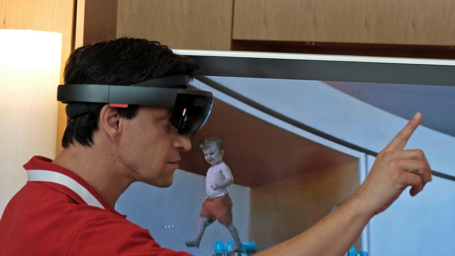 Mittels seiner Hologramm-Brille lässt Damir Dobric so manche Idee virtuelle Realität werden.