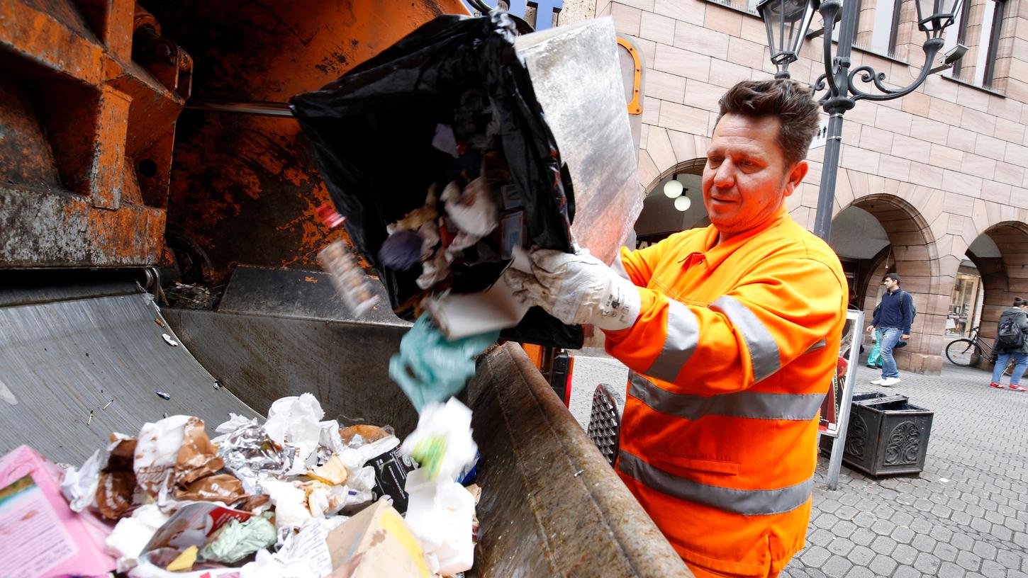 Konstantinos Gourgas und seine Kollegen leeren die Mülleimer in der Nürnberger Innenstadt aus.