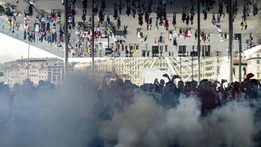 EM in Frankreich: Pyromane Polen nebeln Marseille ein
