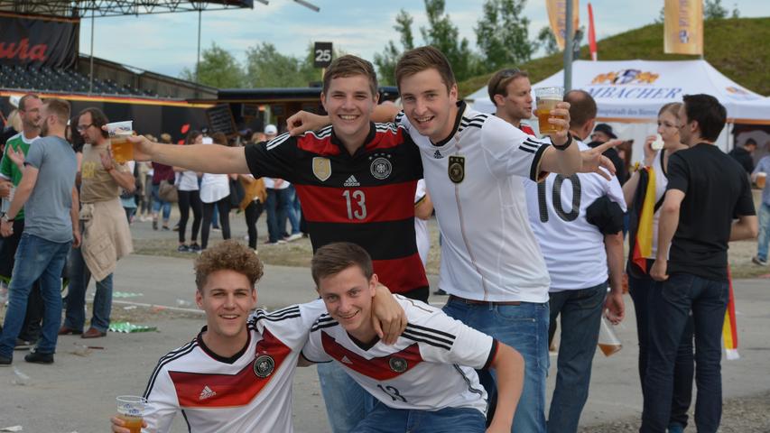 Eigentlich hatten sich Lorenz (20), Johannes (23), Niklas (21) und Fonsa (20) aus Schweinfurt gewünscht, dass die Deutschen das Spiel gegen Nordirland verlieren. Denn dann hätten sie die Mannschaft kommende Woche in Frankreich sehen können, wenn die Freunde zur EM fahren.