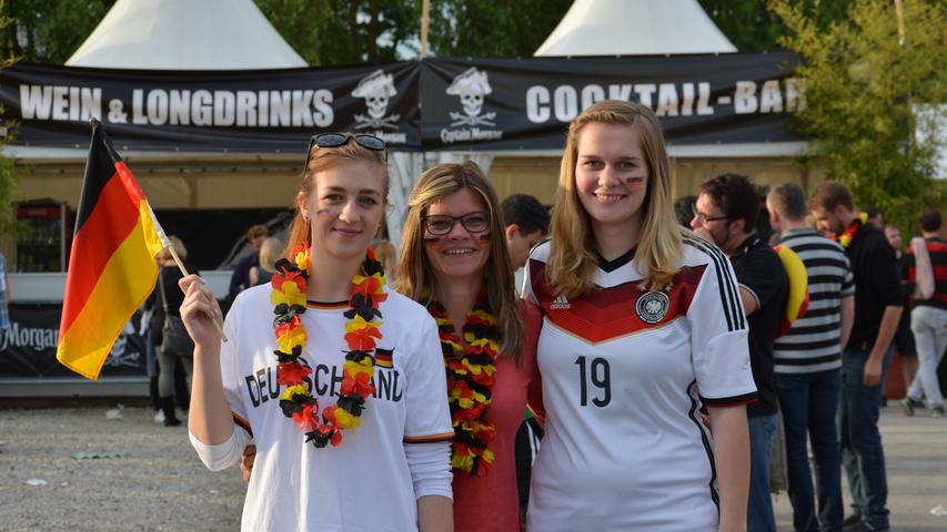 Simona (17), Stefanie (24) und Lena (17) sind aus Ansbach angereist, um das Deutschlandspiel in Nürnberg auf der großen Leinwand zu sehen. Fußball wird bei den Freundinnen nur in der Mädelsrunde geguckt. "Jungs können wir da nicht gebrauchen." Auf dem Rasen sehen sie am liebsten Hummels, Boateng und Götze.