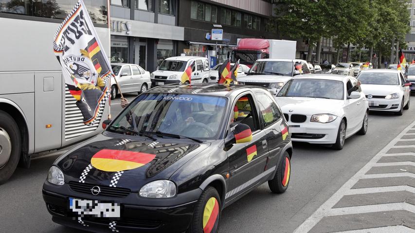 Hupen und Feiern! Fans kurven im Autokorso durch Nürnberg