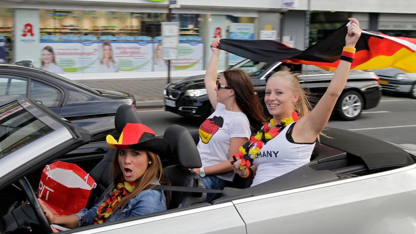 Hupen und Feiern! Fans kurven im Autokorso durch Nürnberg