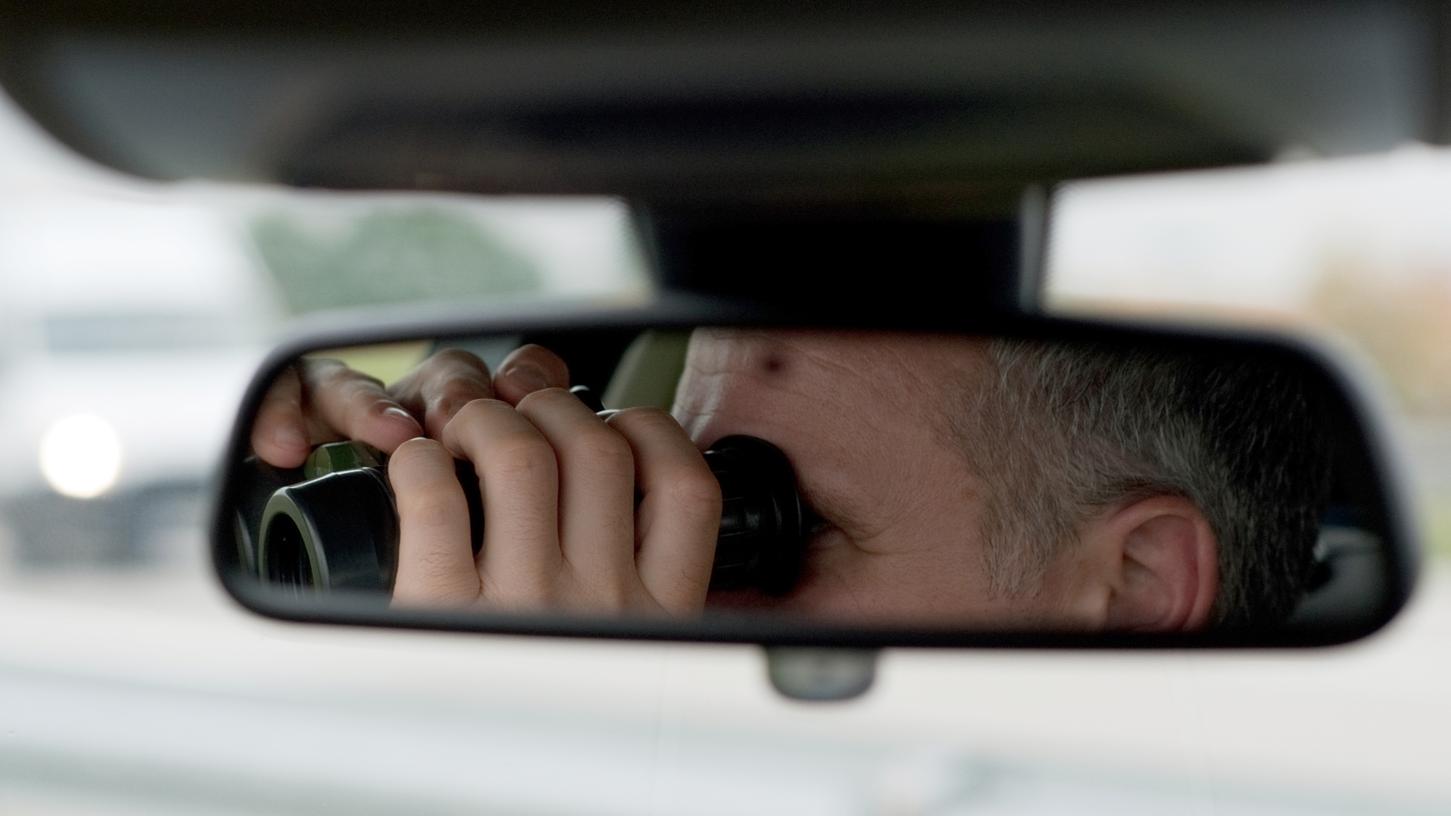 Immer die Grenze im Blick: Ein Polizeihauptmeister liegt auf der Lauer.