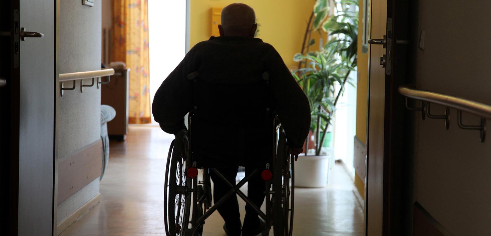 Bei der Verlagerung eines Pflegebedürftigen aus einem Rollstuhl ins Bett kam es zu einem Todesfall. (Symbolbild)