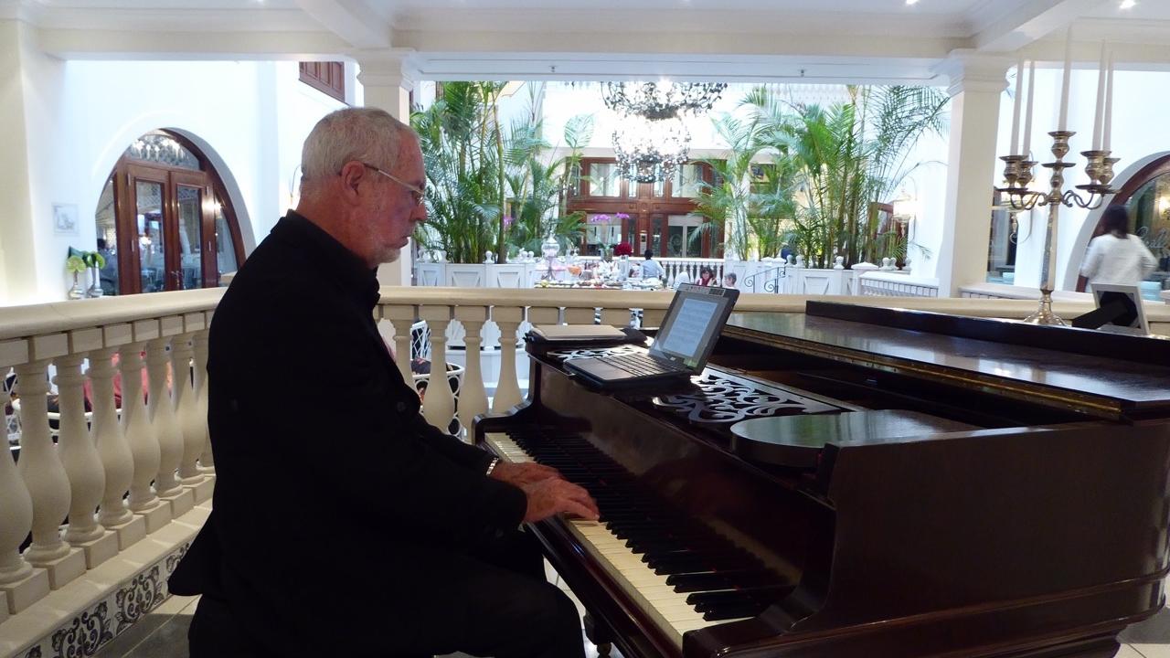Im noblen Fünf-Sterne-Hotel Oyster Box im Strand-Vorort Umhlanga gibt es jeden Nachmittag den englischen High Tea mit Tee, Gebäck und Live-Klaviermusik. Ivan Brindley ist bei dieser Veranstaltung der Piano-Man. Im noblen Fünf-Sterne-Hotel Oyster Box im Strand-Vorort Umhlanga gibt es jeden Nachmittag den englischen High Tea mit Tee, Gebäck und Live-Klaviermusik. Ivan Brindley ist bei dieser Veranstaltung der Piano-Man.
