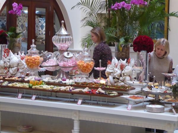 Während der Piano-Man auf dem Klavier spielt, stürmen die Gäste der Teaparty das Dessertbuffet. Während der Piano-Man auf dem Klavier spielt, stürmen die Gäste der Teaparty das Dessertbuffet.