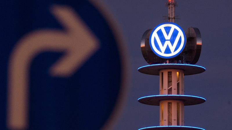 22. April 2016: Bei der Aufsichtsratssitzung in Wolfsburg verkündet VW mit 1,6 Milliarden Euro für 2015 den größten Verlust der Konzerngeschichte. Das operative Ergebnis sei von 12,7 Milliarden Euro 2014 auf minus 4,1 Milliarden abgesackt. Hauptgrund dafür seien die Rückstellungen von insgesamt 16,4 Milliarden Euro für die Kosten des Abgasskandals.