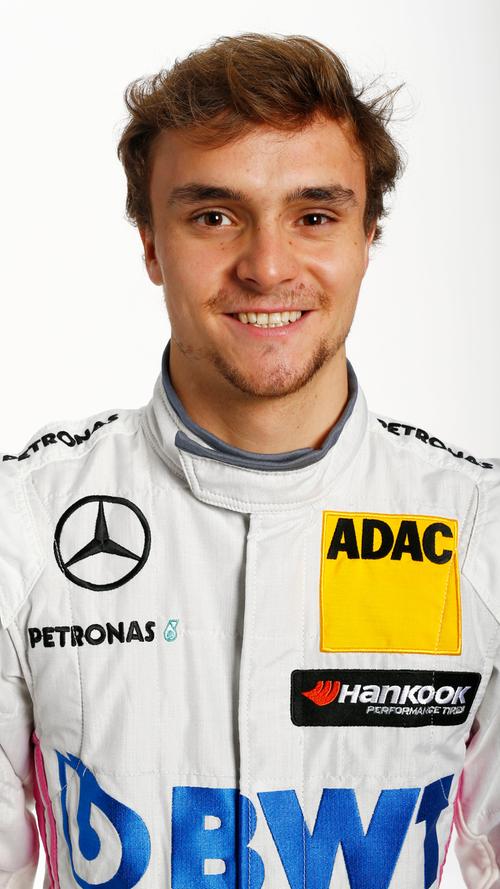 (Mercedes/23/1/1) Seinen Onkel zu erwähnen lässt der Platz nicht zu. Erwähnte man seinen Onkel, könnte man nicht schreiben, dass der junge Tiroler in die Formel 1 will, genau in die Rennklasse, in der sich sein Onkel einst einen Namen gemacht hat.