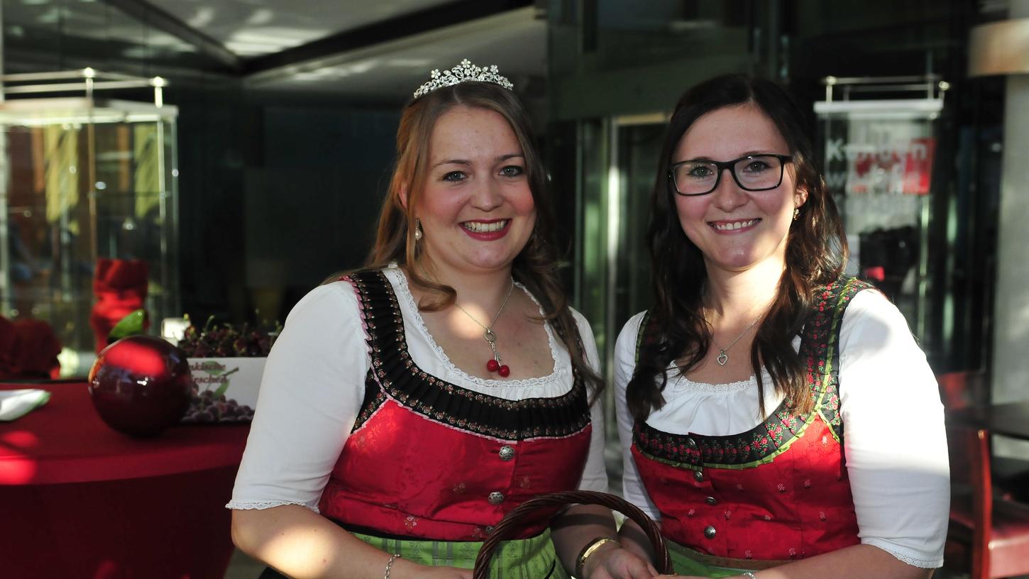 Sandra Grau (re.) ist die neue Kirschenkönigin der Fränkischen Schweiz. Vorgängerin Marina Fink gratuliert. Sandra Grau (re.) ist die neue Kirschenkönigin der Fränkischen Schweiz. Vorgängerin Marina Fink gratuliert.