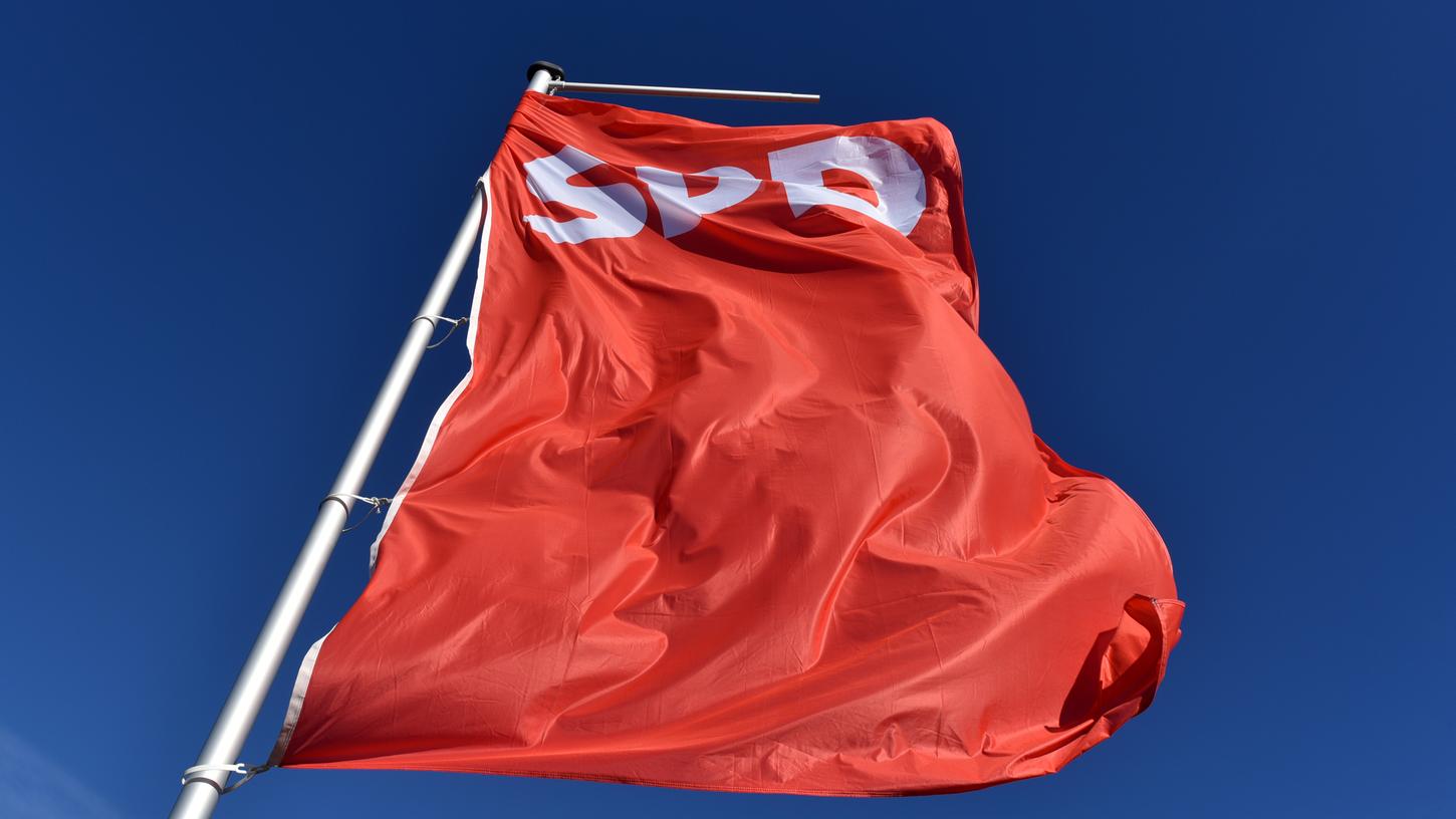 Die SPD-Fahne weht munter im Wind, doch die Umfragewerte der Partei geben keinen Anlass zur Heiterkeit.