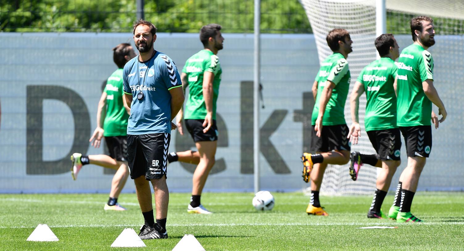 Nahm seine Jungs in der Frühphase der Vorbereitung richtig ran: Kleeblatt-Coach Stefan Ruthenbeck.