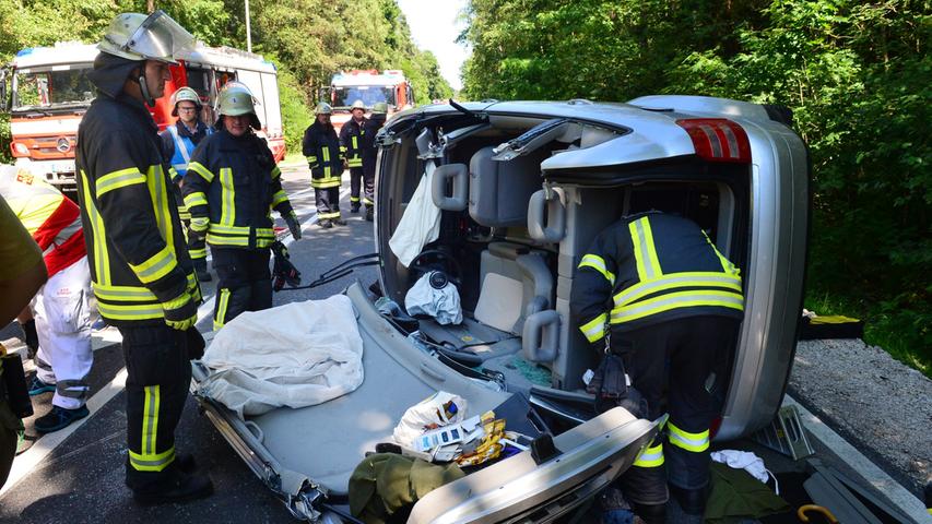 Audi kracht in Tennenlohe in Verkehrsinsel