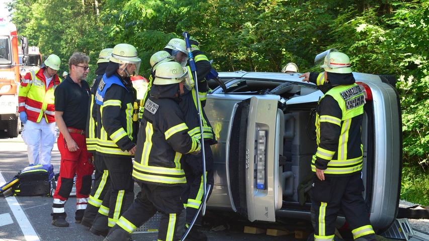 Audi kracht in Tennenlohe in Verkehrsinsel