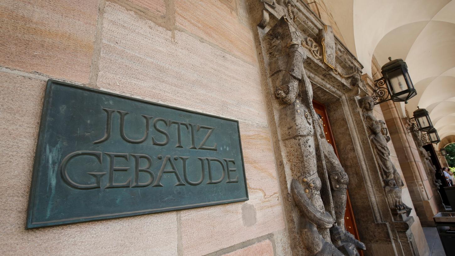 Ein Dachdecker hat vor dem Landgericht Nürnberg-Fürth gestanden, seinen Mitbewohner umgebracht zu haben.