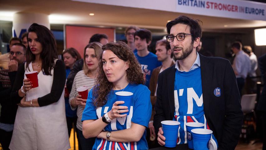 Entsetzen auf der Gegenseite: Die Mitglieder der "Stronger-In"-Kampagne haben monatelang für einen Verbleib in der EU geworben und es sah gut für sie aus. Doch in der Nacht des 23. Juni 2016 entschieden sich die Briten gegen den Verbleib. Hier erfahren Mitglieder von "Stronger-In" in der Royal Festival Hall in London von der Entscheidung der britischen Wähler.