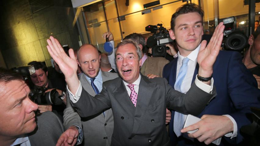 Seine Seite hat gewonnen: Nigel Farage, Vorsitzender der UK Independence Party, steht in der Nacht auf Freitag vor dem Haus der Wahlparty von Leave.eu und präsentiert sich stolz den Fotografen.
 Abgegebene Stimmen