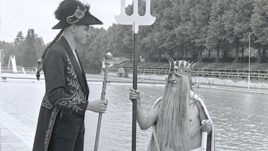 Gott Neptun steigt aus dem Wasser und wird von seinem Zeremonienmeister empfangen (links). Dann müssen die jungen Rettungsschwimmer eine lustige Prozedur über sich ergehen lassen. <a href=http://www.nordbayern.de/region/nuernberg/27-juni-1966-getauft-und-zerrauft-1.5294525
 > Hier geht es zum Artikel vom 27. Juni 1966: Getauft und zerrauft.