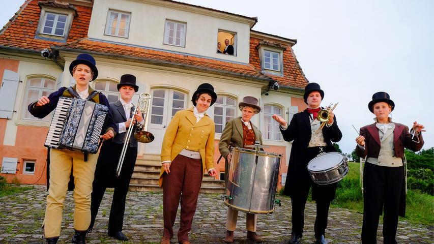 Die Vorbereitungen für den Besuch auf Schloß Schaffenrath laufen auf Hochtouren: die Musiker sind; bereits da (ganz links: die musikalische Leiterin Verena Guido).