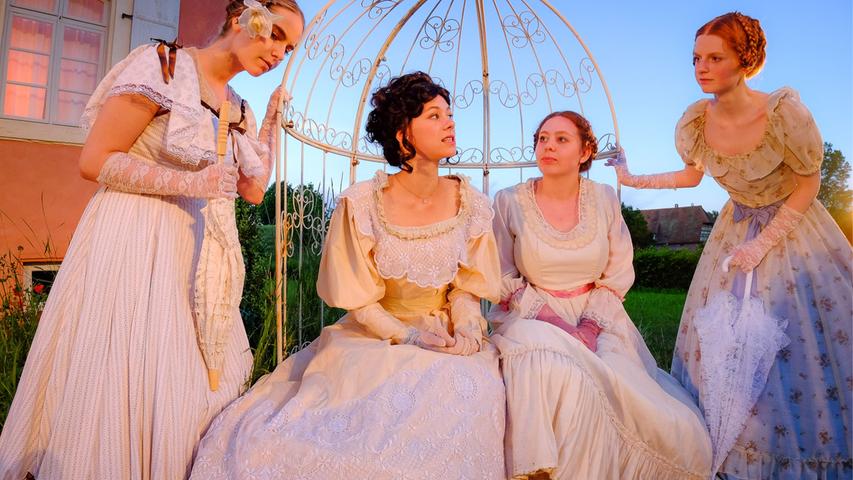 Die Comtessen (Manuela Bading, Johanna Kastens, Lea-Sophie Zander, Jacqueline Kinzel) haben ganz andere Sorgen: was sollen sie nur zum abendlichen Ball anziehen?