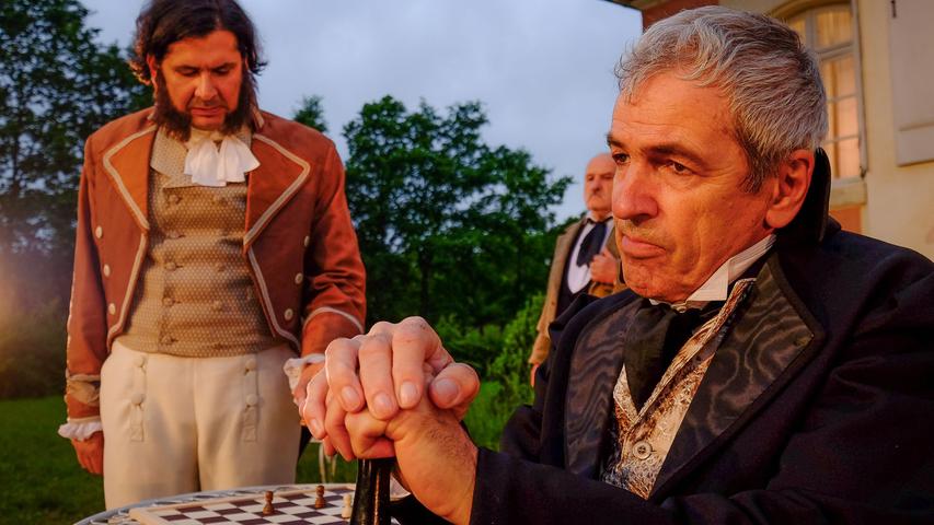 Wunderlich (Levent Özdil) und Metternich (Adrian Ils) tragen ihre Kämpfe um die richtige Weltanschauungen zu Beginn noch auf dem Schachbrett aus.