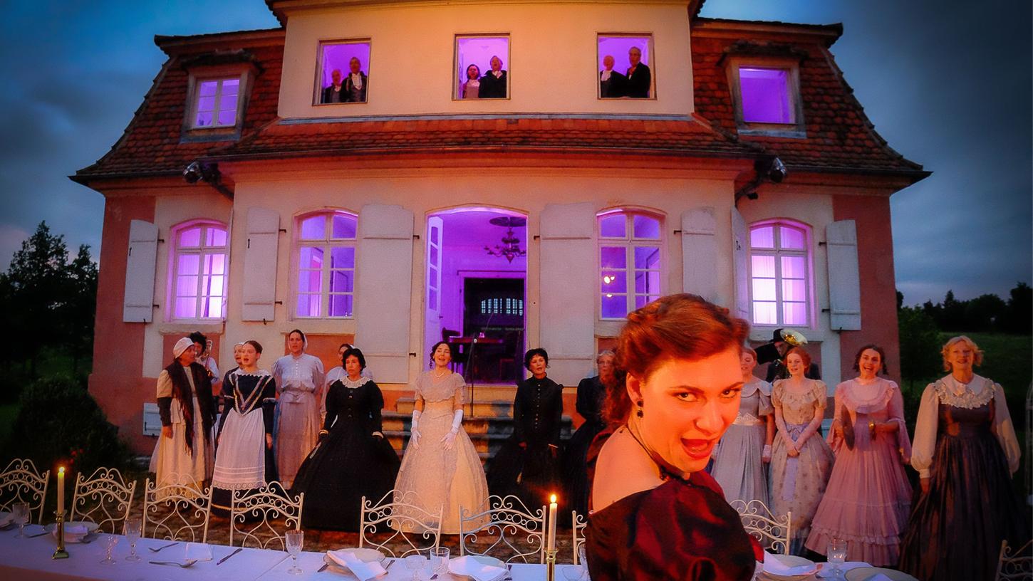 Nach der Pause wird auf der Terrasse zum Diner gebeten - vor dem zauberhaft illuminierten Jagdschlösschen aus Eyerlohe. Nach der Pause wird auf der Terrasse zum Diner gebeten - vor dem zauberhaft illuminierten Jagdschlösschen aus Eyerlohe.