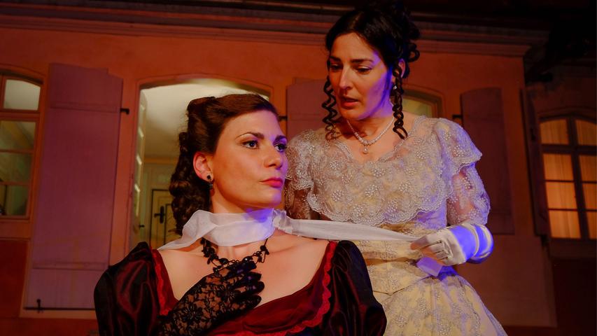 Das falsche Spiel der Dame (Romina Bursy) bleibt nicht unentdeckt – die Gräfin (Silvia Ferstl) weiß Bescheid und stellt sie zur Rede.