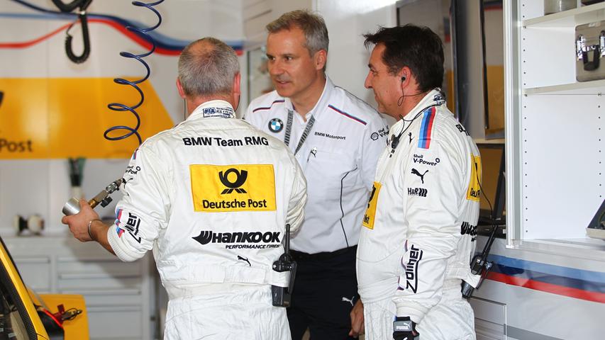 Jens Marquardt (Mitte) und seine Kollegen besprechen die letzten Schritte bis zum Start. Für BMW ist der Norisring keine Paradestrecke. Mercedes triumphierte hier öfter als der Bayerische Rennstall.