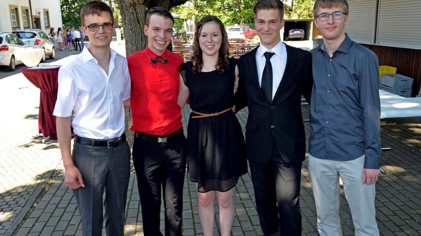 50 der insgesamt 139 Absolventen des Ehrenbürg-Gymnasiums Forchheim haben ihr Abitur mit einer Eins vor dem Komma abgeschlossen. Das feierten die Absolventen, ihre Eltern und Lehrer am Freitagnachmittag in der Jahnhalle.