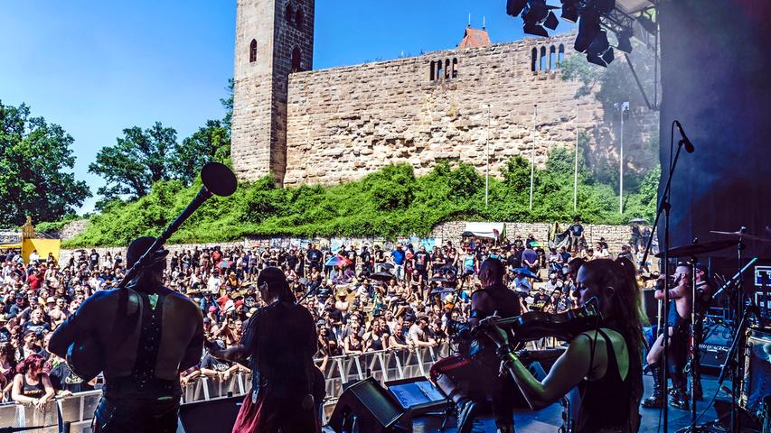 Heiß, heißer, Feuertanz-Festival auf der Burg Abenberg