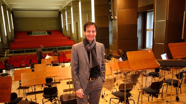 Professor Lucius A. Hemmer, Intendant der Nürnberger Symphoniker: Schade, schade, schade! Diesen Titel hätten wir uns alle von Herzen gewünscht. Jetzt heißt es aber, den gemeinsamen Schwung aus dem Bewerbungsprozess für die weitere Entwicklung der Stadt und des kulturellen Lebens zu nutzen. Also: Kurz mal ärgern, ab morgen aber wieder Kopf hoch und positiv in die Zukunft schauen. Wir haben noch viel vor!