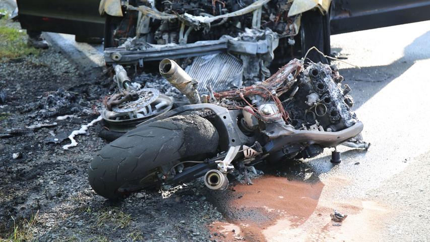 Nach Zusammenstoß: Pkw und Motorrad fangen Feuer