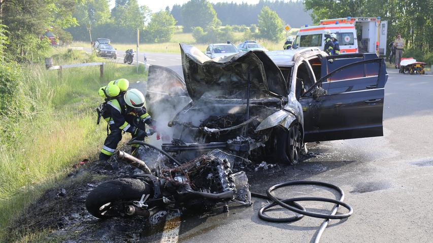 Nach Zusammenstoß: Pkw und Motorrad fangen Feuer